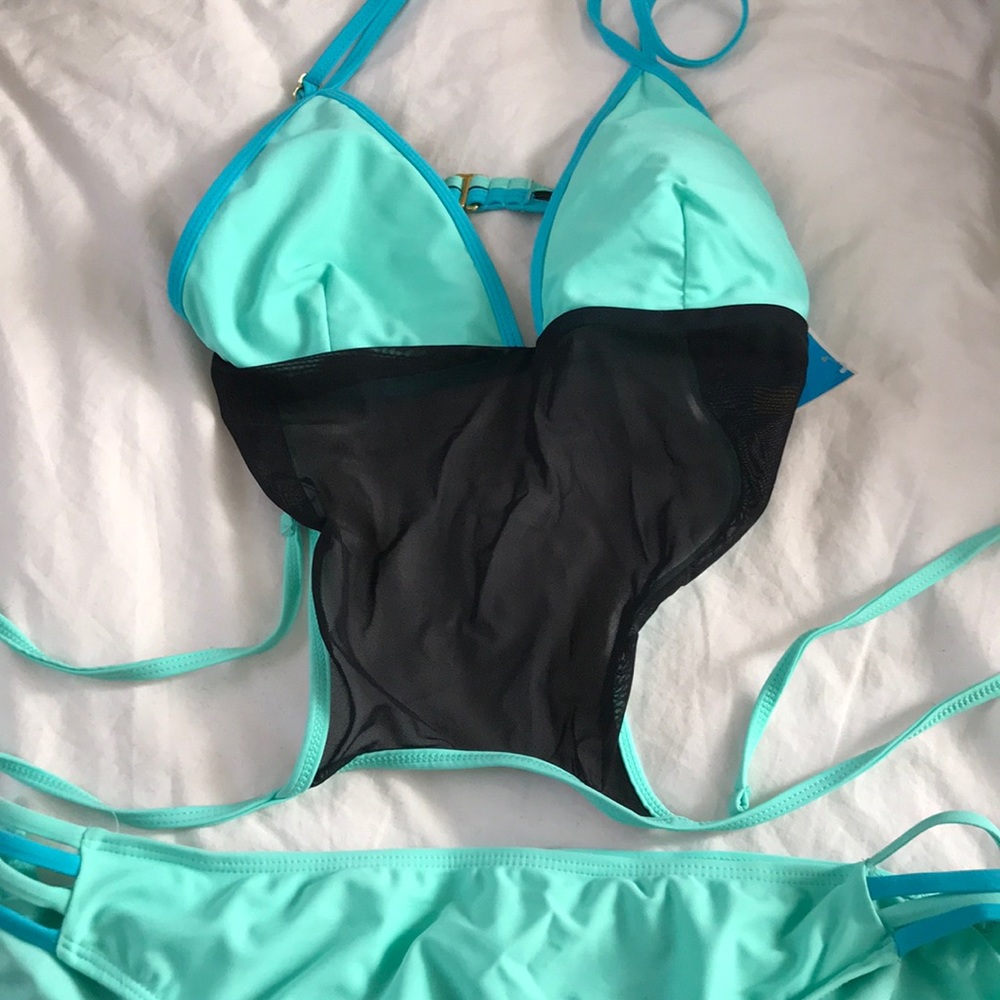 Bikini - Picture 2 of 3